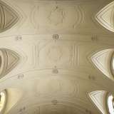 Il soffitto della chiesa � decorato con motivi geometrici e stelle a otto punte, illuminato da finestroni laterali